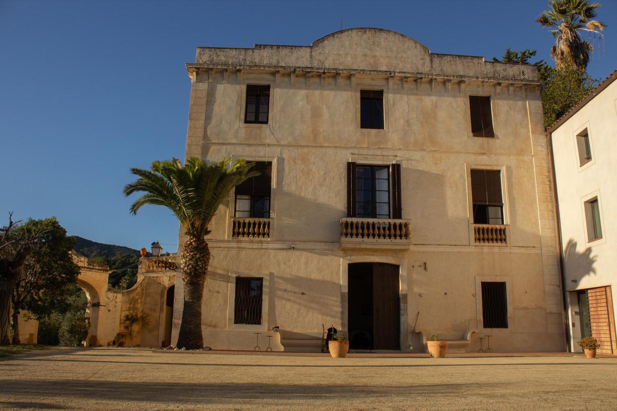 Летний дом Rovira - Stunning Neoclassical Mansion, Just 20 Min Drive From Barcelona Center, Ideal For Groups And Families *